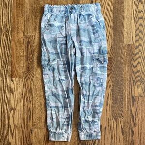 Abercrombie Kids girls’ green and grey camo joggers, size 7-8. Excellent cond